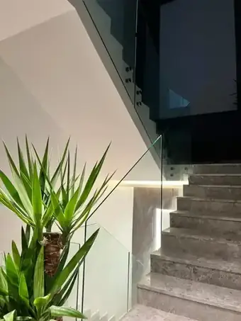 درابزين زجاج سكريت بدون إطار - كريستال فالكون